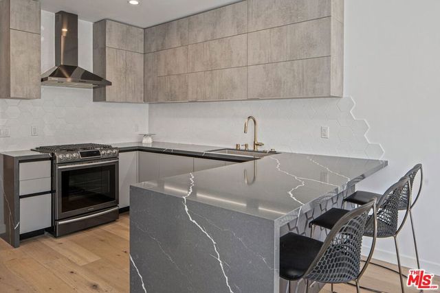 440 N Oakhurst Drive 301, Beverly Hills, CA 90210