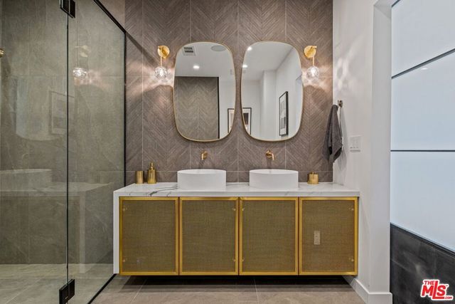 440 N Oakhurst Drive 301, Beverly Hills, CA 90210