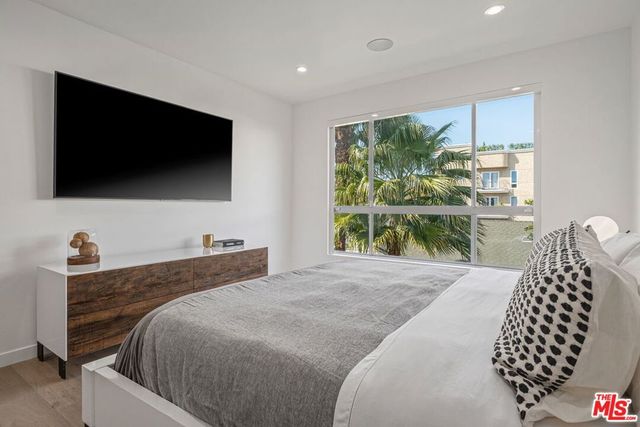 440 N Oakhurst Drive 301, Beverly Hills, CA 90210