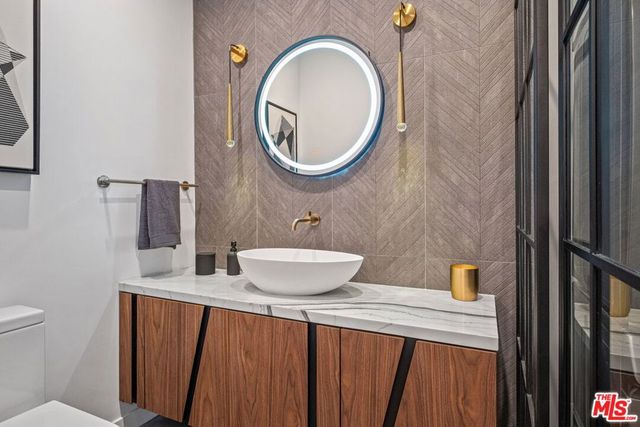 440 N Oakhurst Drive 301, Beverly Hills, CA 90210