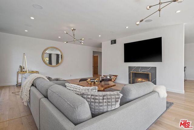 440 N Oakhurst Drive 301, Beverly Hills, CA 90210