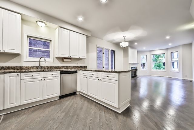 3230 N Seminary Avenue 1, Chicago, IL 60657
