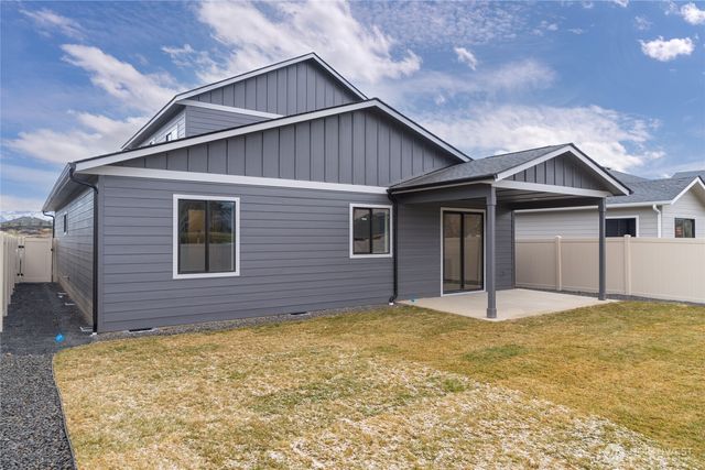 585 S Perry Avenue, East Wenatchee, WA 98802