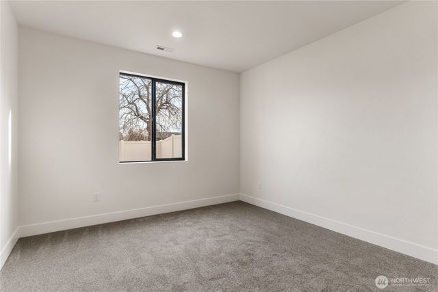 585 S Perry Avenue, East Wenatchee, WA 98802