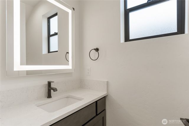 585 S Perry Avenue, East Wenatchee, WA 98802