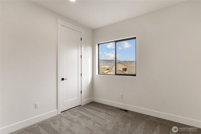 585 S Perry Avenue, East Wenatchee, WA 98802