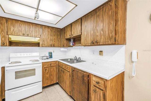 2740 HIGHLANDS BOULEVARD B, Palm Harbor, FL 34684