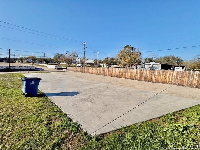 307 2nd St Unit 102, Pleasanton, TX 78064