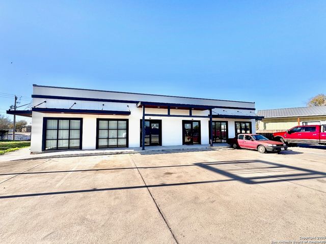 307 2nd St Unit 102, Pleasanton, TX 78064