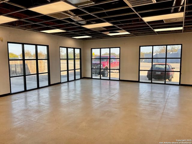 307 2nd St Unit 102, Pleasanton, TX 78064