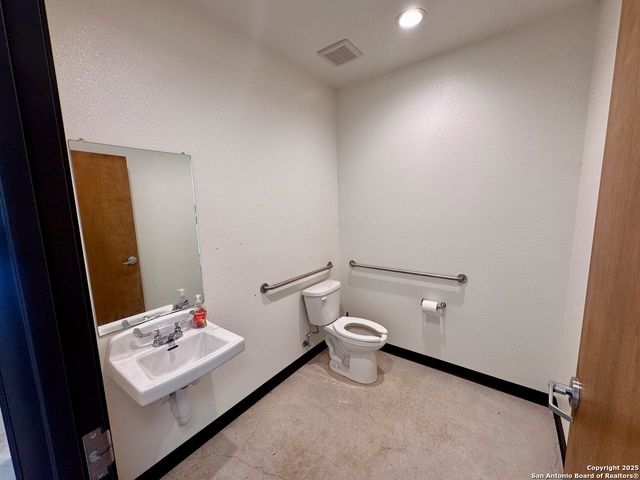 307 2nd St Unit 102, Pleasanton, TX 78064