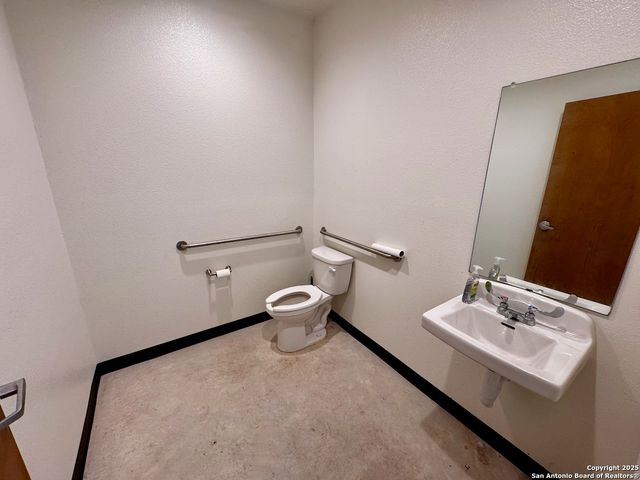 307 2nd St Unit 102, Pleasanton, TX 78064