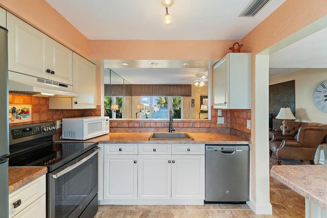 118 Castlewood Drive 123, North Palm Beach, FL 33408