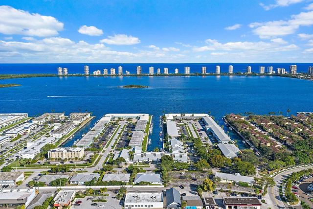 118 Castlewood Drive 123, North Palm Beach, FL 33408