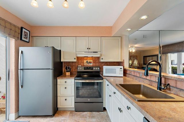 118 Castlewood Drive 123, North Palm Beach, FL 33408