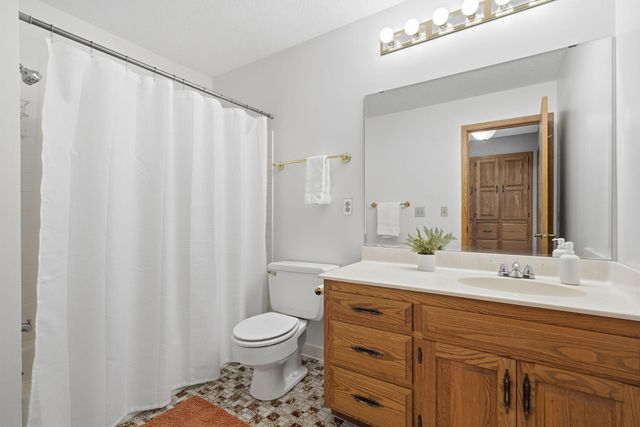 6733 W 82nd Street, Bloomington, MN 55438