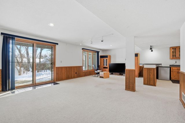 6733 W 82nd Street, Bloomington, MN 55438