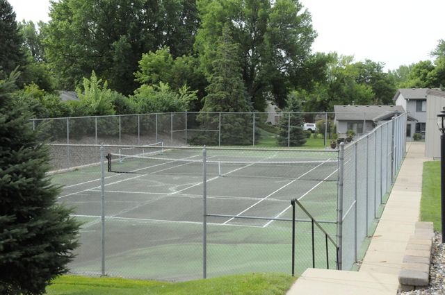 6733 W 82nd Street, Bloomington, MN 55438