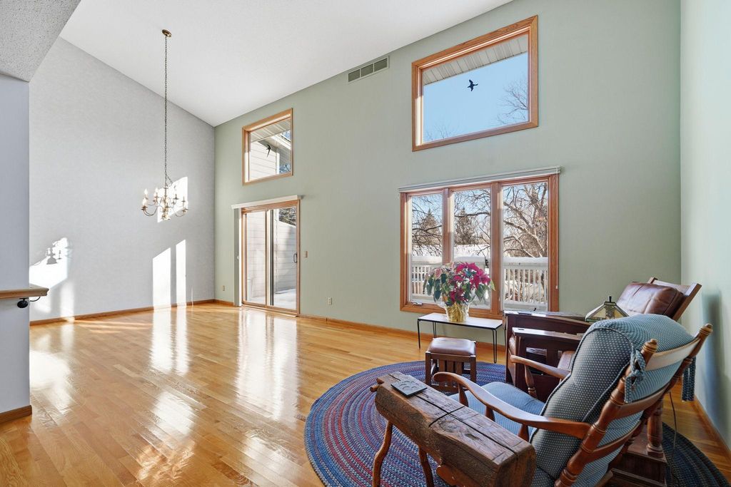 6733 W 82nd Street, Bloomington, MN 55438