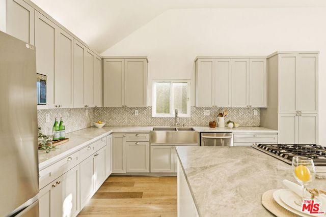 1026 S Windsor Boulevard, Los Angeles, CA 90019