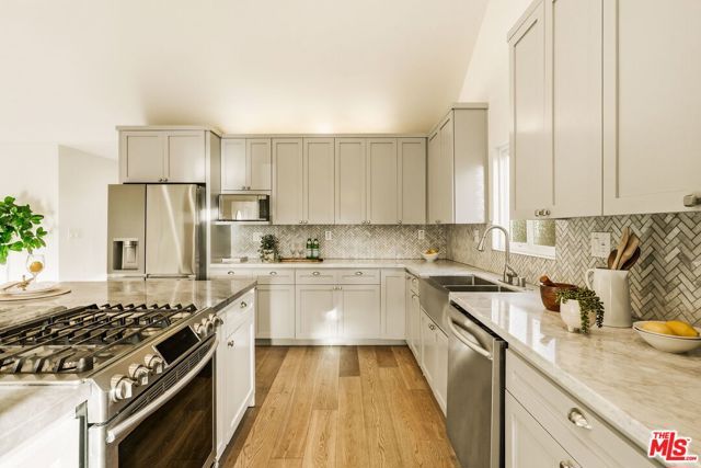 1026 S Windsor Boulevard, Los Angeles, CA 90019