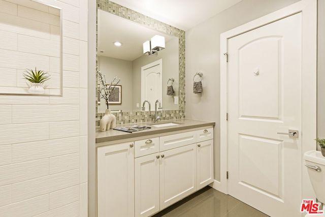1026 S Windsor Boulevard, Los Angeles, CA 90019