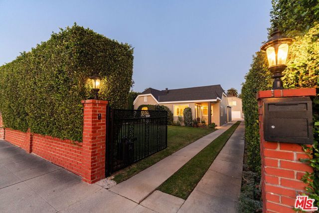 1026 S Windsor Boulevard, Los Angeles, CA 90019