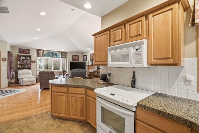 7015 N East Bluff Ct, Spokane, WA 99208