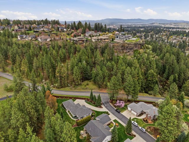 7015 N East Bluff Ct, Spokane, WA 99208