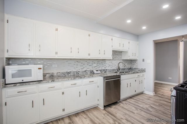 8415 W 95th Street 24, Hickory Hills, IL 60457