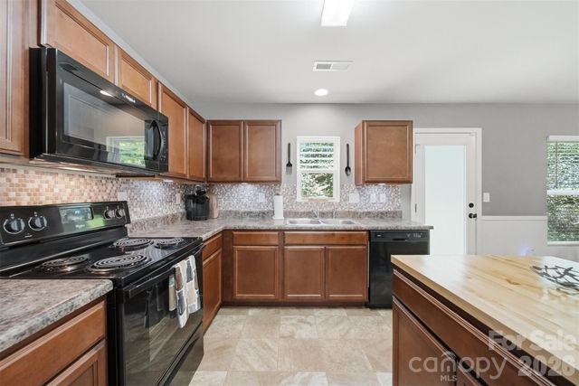 3938 Hemingway Drive NW, Hickory, NC 28601