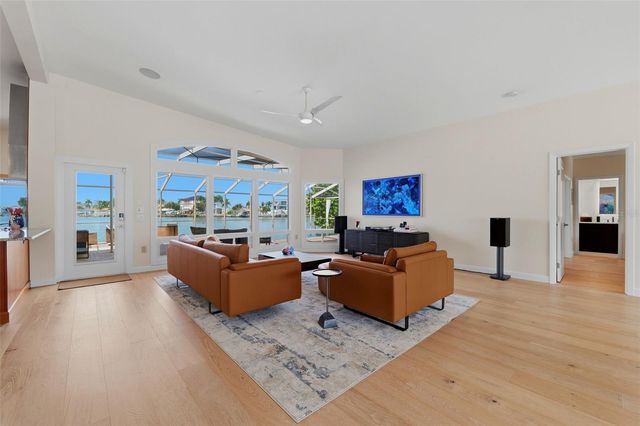 661 79TH CIRCLE S, St Petersburg, FL 33707