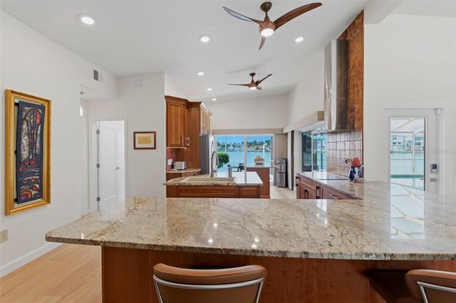 661 79TH CIRCLE S, St Petersburg, FL 33707