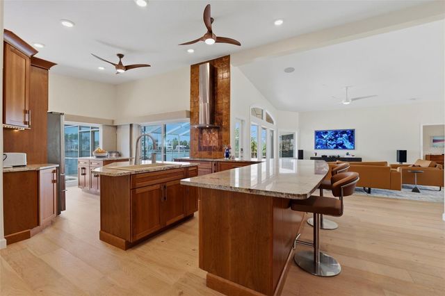 661 79TH CIRCLE S, St Petersburg, FL 33707