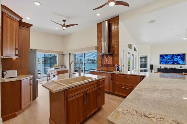 661 79TH CIRCLE S, St Petersburg, FL 33707