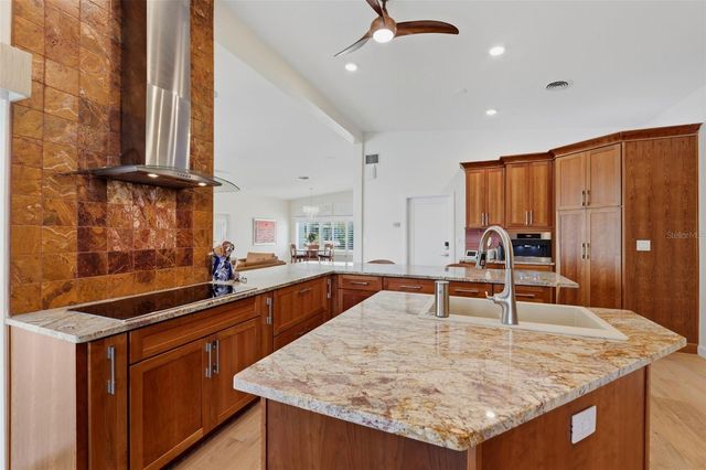 661 79TH CIRCLE S, St Petersburg, FL 33707
