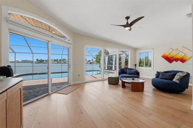 661 79TH CIRCLE S, St Petersburg, FL 33707