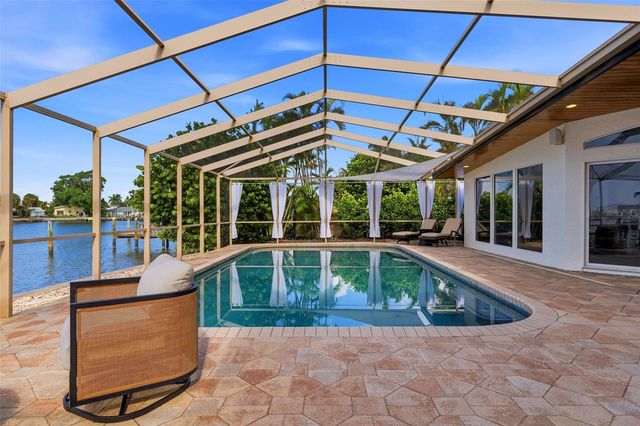 661 79TH CIRCLE S, St Petersburg, FL 33707