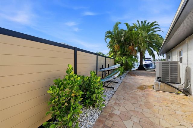 661 79TH CIRCLE S, St Petersburg, FL 33707