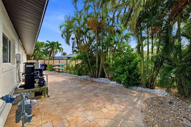661 79TH CIRCLE S, St Petersburg, FL 33707