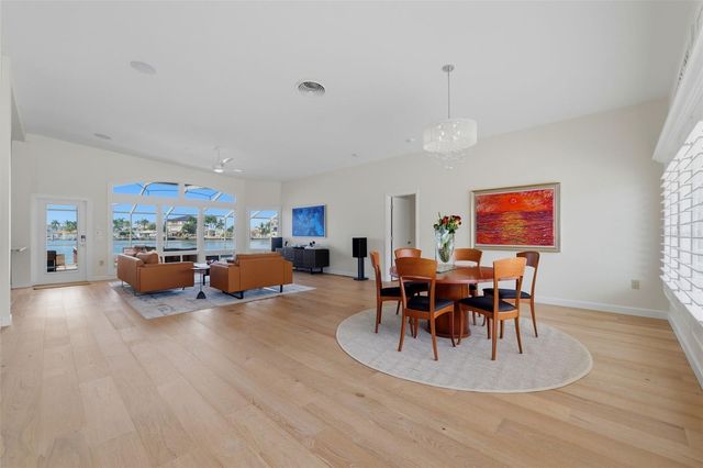 661 79TH CIRCLE S, St Petersburg, FL 33707