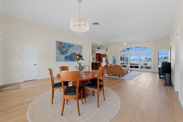 661 79TH CIRCLE S, St Petersburg, FL 33707