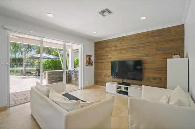 1317 Chenille Cir, Weston, FL 33327