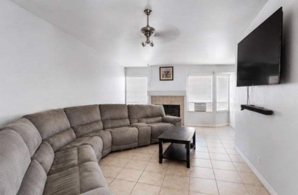 Image 2 of property listing at 2596 Walnut Street, Selma, CA 93662