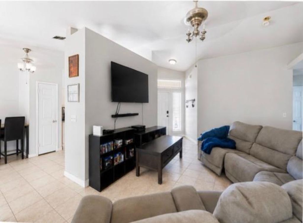 Image 4 of property listing at 2596 Walnut Street, Selma, CA 93662