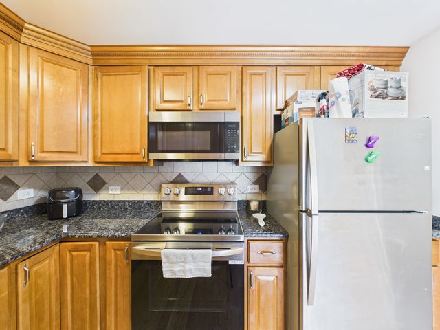 2210 S GOEBBERT Road 226, Arlington Heights, IL 60005