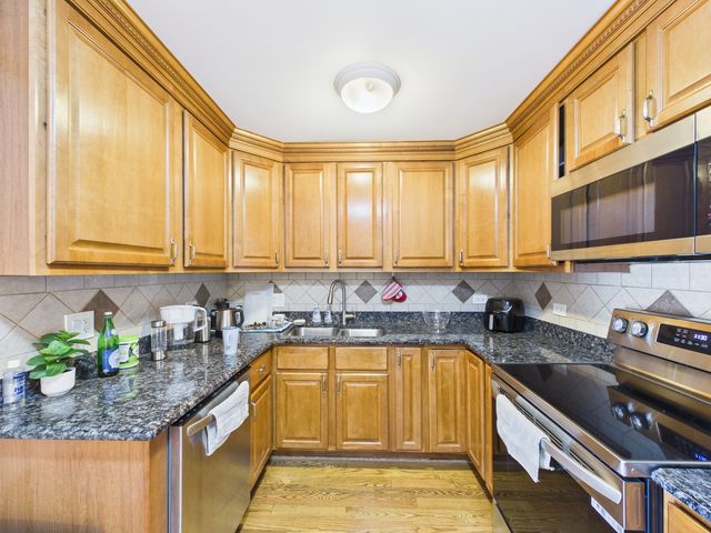 2210 S GOEBBERT Road 226, Arlington Heights, IL 60005