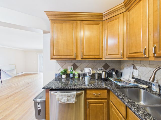 2210 S GOEBBERT Road 226, Arlington Heights, IL 60005