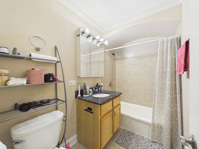 2210 S GOEBBERT Road 226, Arlington Heights, IL 60005