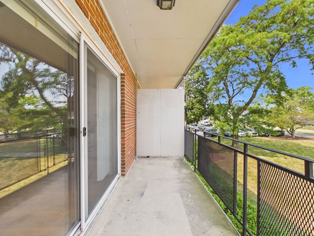 2210 S GOEBBERT Road 226, Arlington Heights, IL 60005